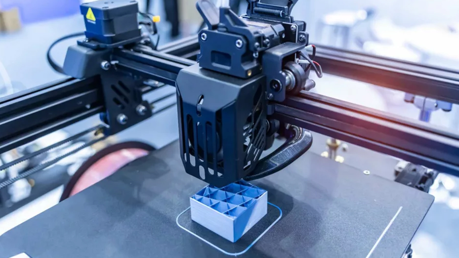 Tête d’impression 3D fabriquant une pièce sur le plateau d’une imprimante